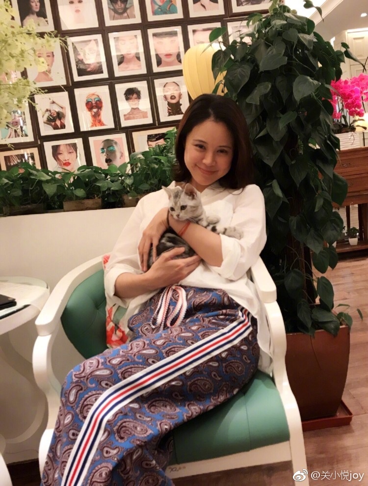 关悦深夜晒美食称好饿网友叫陆涛带你去吃