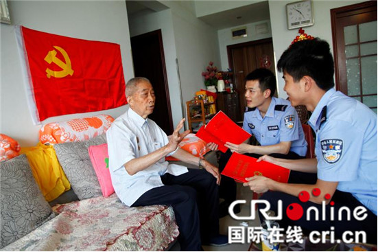 【区县】江北区83岁公安退休老党员带领新党员穿越50年