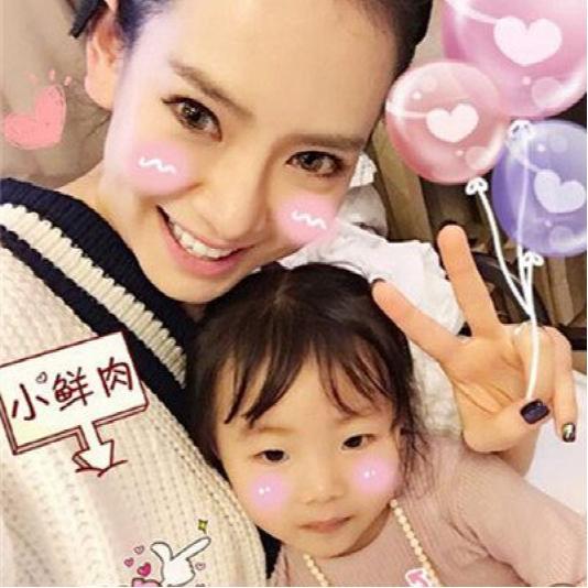戚薇女儿近照曝光,网友:混血宝宝果然可爱