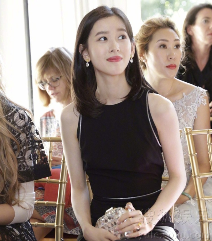 辣妈章泽天一袭黑裙亮相时装周