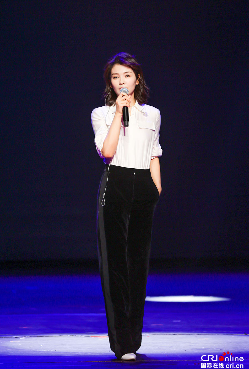 刘涛彩排台风亮眼 现场开唱深情动人