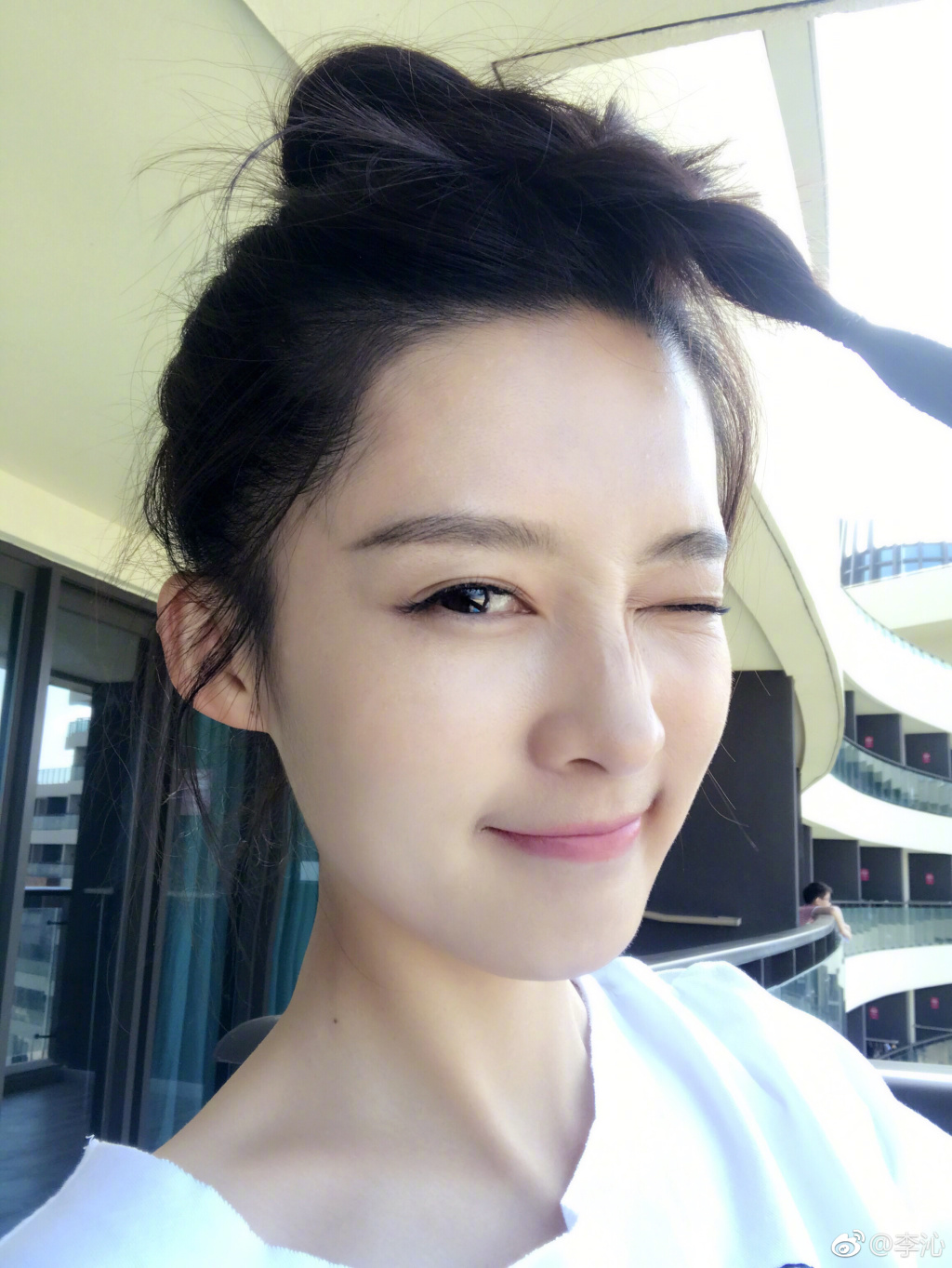 《楚乔传》“淳儿”李沁晒自拍玩辫子双眼睛会说话