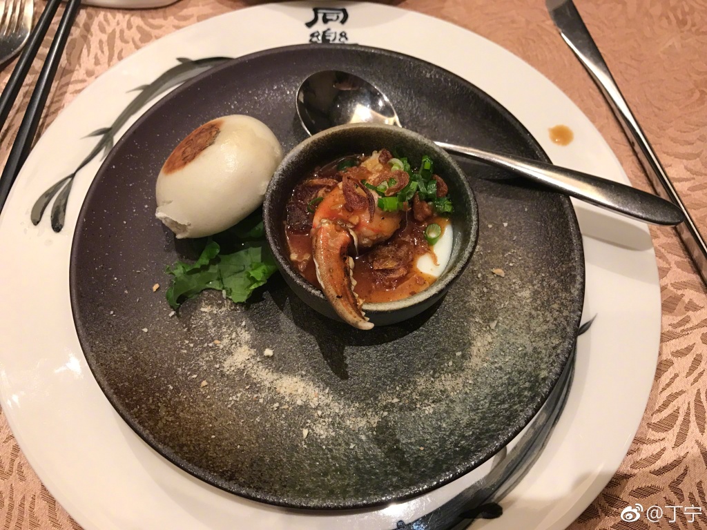 孝顺丁宁陪妈妈游新加坡 穿母女裙温馨有爱