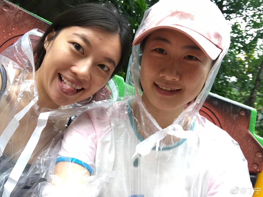 孝顺丁宁陪妈妈游新加坡 穿母女裙温馨有爱