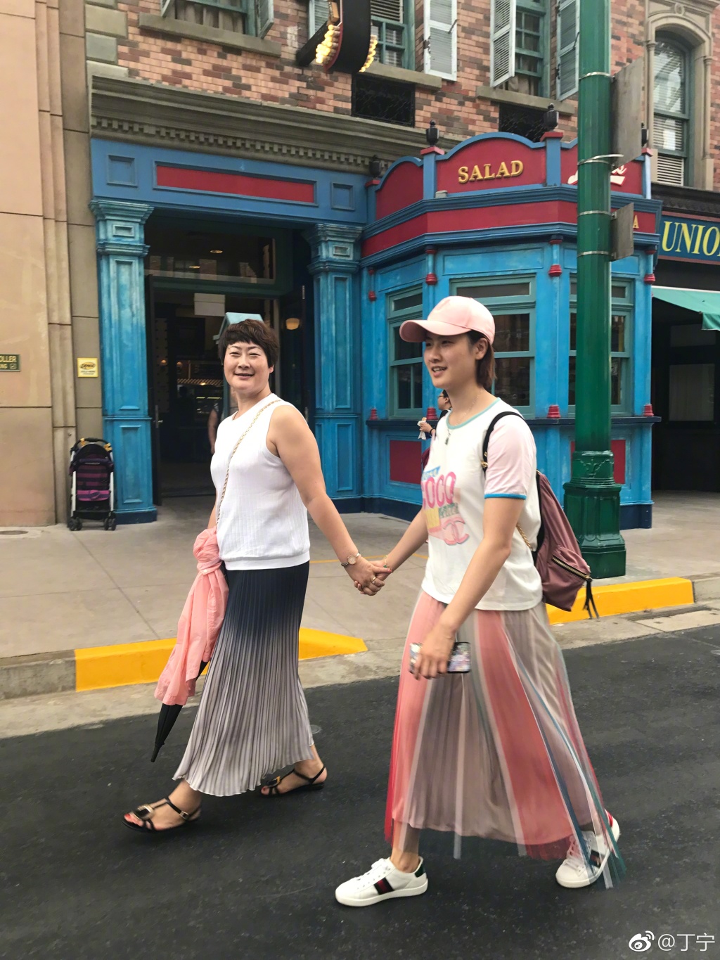 孝顺丁宁陪妈妈游新加坡 穿母女裙温馨有爱