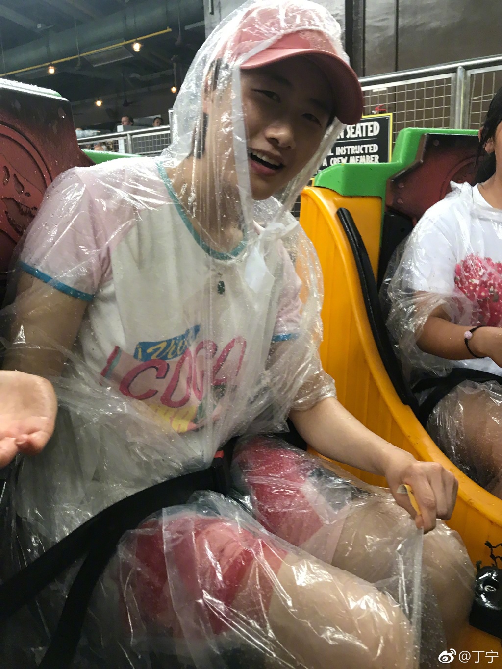 孝顺丁宁陪妈妈游新加坡 穿母女裙温馨有爱