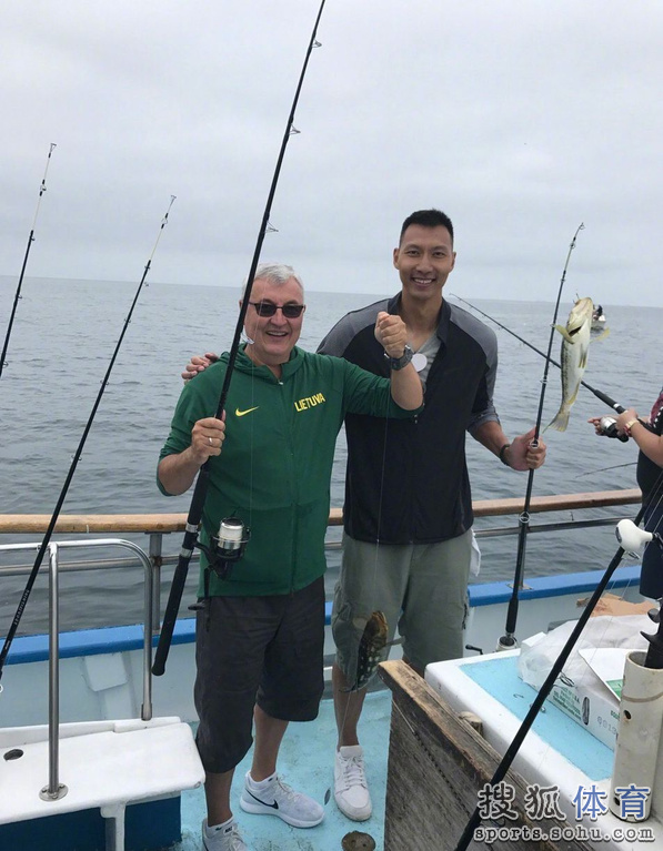 高清：阿联尤纳斯等人出海钓鱼 广东789再同框