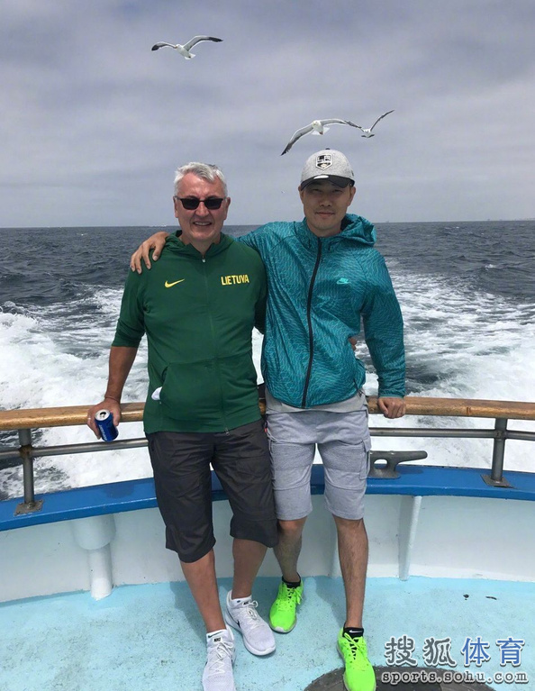 高清：阿联尤纳斯等人出海钓鱼 广东789再同框