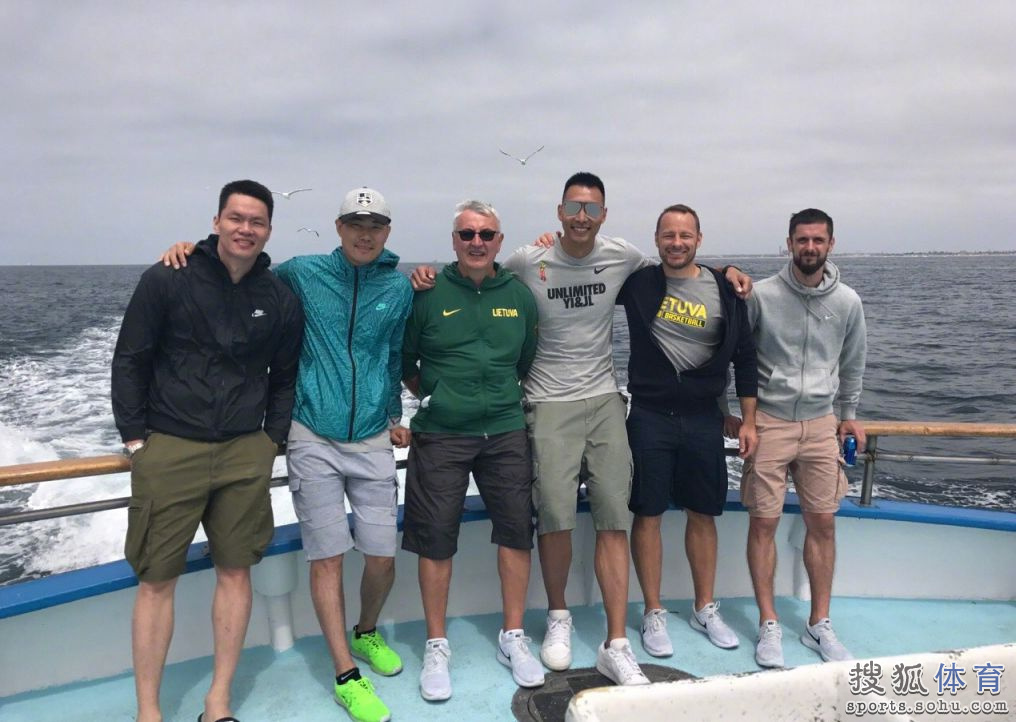 高清：阿联尤纳斯等人出海钓鱼 广东789再同框