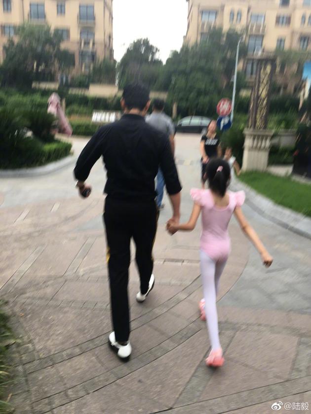 陆毅送女儿上芭蕾舞班 贝儿大长腿太抢镜