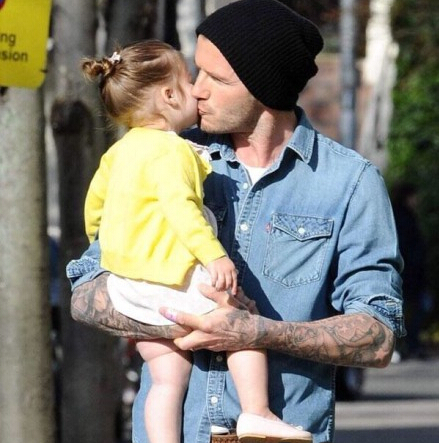 小贝回应与女儿亲嘴：我会亲吻每个孩子的嘴唇_娱乐_腾讯网