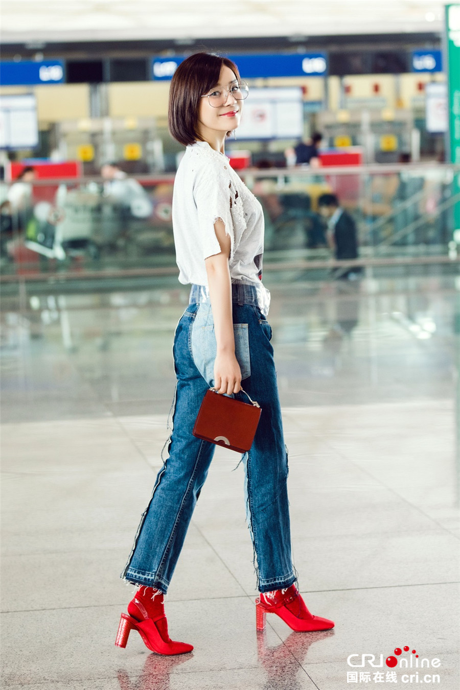 "马甲线女神"袁姗姗 牛仔裤配高跟鞋美出新高度