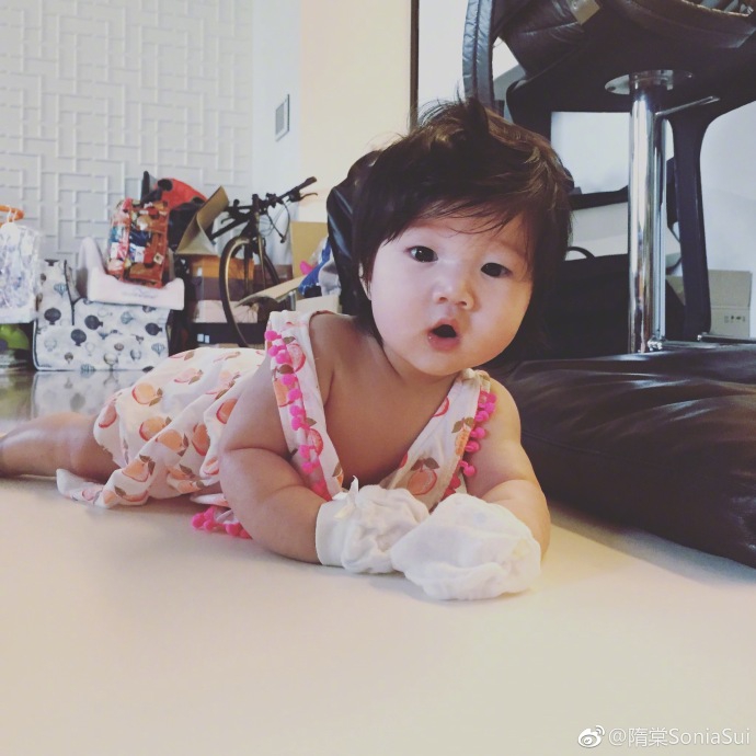 组图：隋棠晒女儿嘟嘟嘴照萌妹感十足 和哥哥Max超像