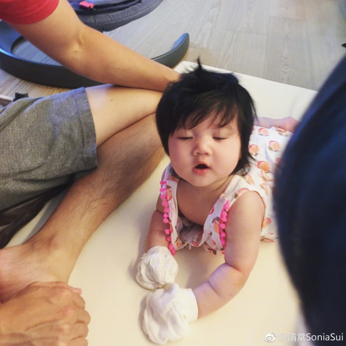 组图：隋棠晒女儿嘟嘟嘴照萌妹感十足 和哥哥Max超像