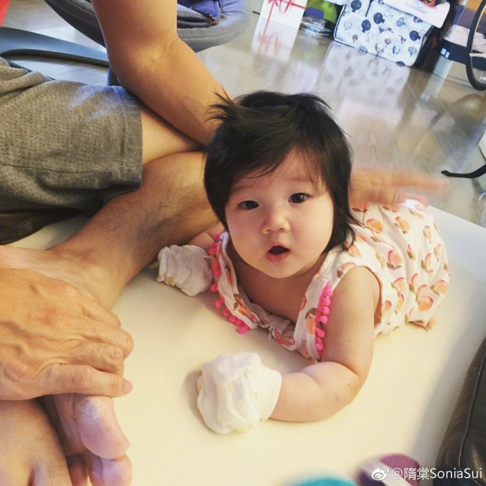 组图：隋棠晒女儿嘟嘟嘴照萌妹感十足 和哥哥Max超像