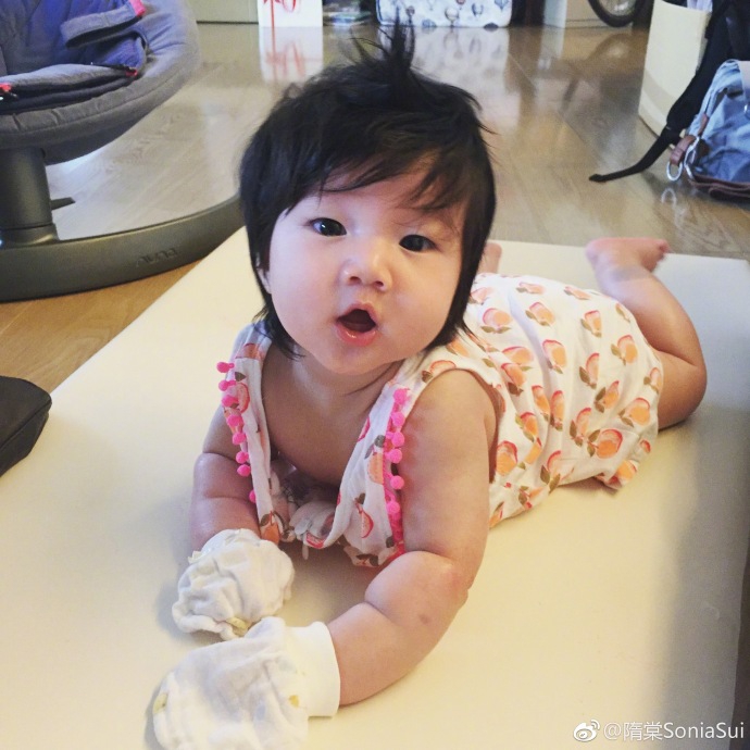 组图：隋棠晒女儿嘟嘟嘴照萌妹感十足 和哥哥Max超像
