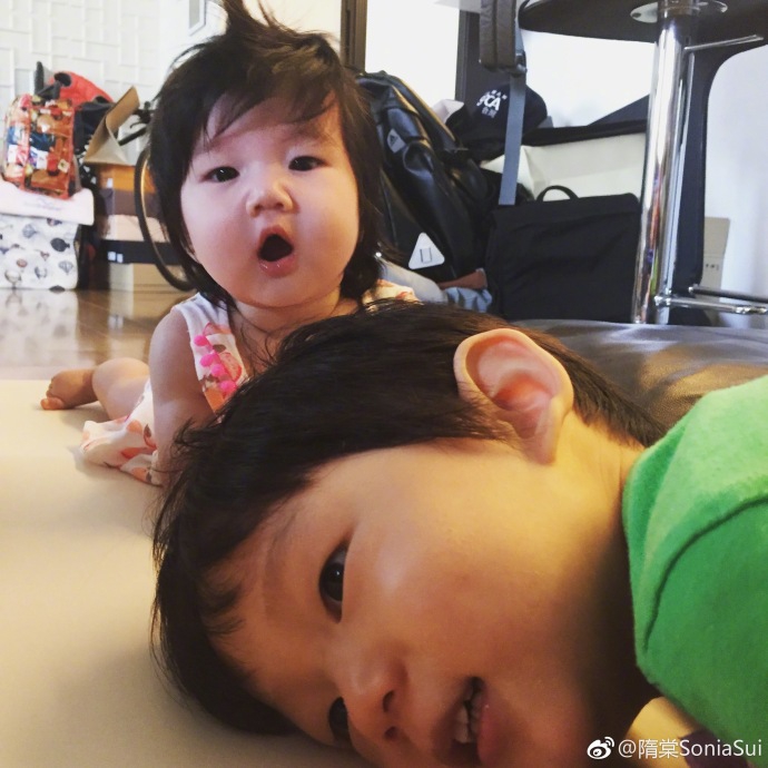 组图：隋棠晒女儿嘟嘟嘴照萌妹感十足 和哥哥Max超像