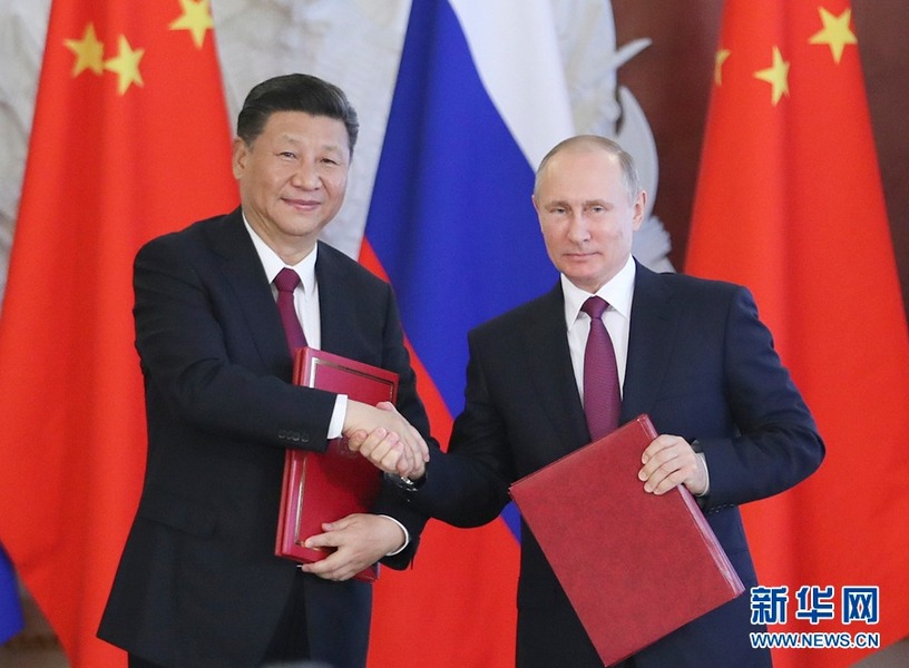 7月4日，国家主席习近平在莫斯科克里姆林宫同俄罗斯总统普京举行会谈。会谈后，两国元首签署了《中华人民共和国和俄罗斯联邦关于进一步深化全面战略协作伙伴关系的联合声明》《中华人民共和国和俄罗斯联邦关于当前世界形势和重大国际问题的联合声明》，批准了《〈中华人民共和国和俄罗斯联邦睦邻友好合作条约〉实施纲要（2017年至2020年）》并见证了《中华人民共和国外交部和俄罗斯联邦外交部关于朝鲜半岛问题的联合声明》以及经贸、农业、能源、基础设施建设、金融、文化、创新、媒体、信息网络、检验检疫等领域多项双边合作文件的交换。新华社记者 谢环驰 摄