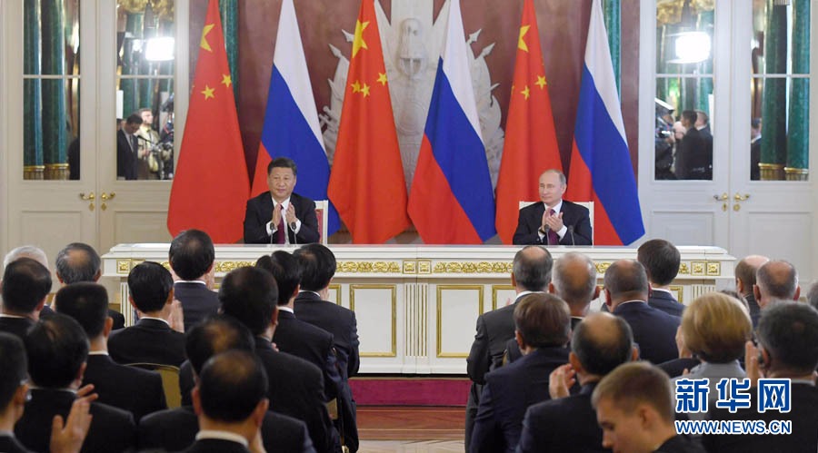 7月4日，国家主席习近平在莫斯科克里姆林宫同俄罗斯总统普京举行会谈。这是会谈后，两国元首共同会见记者。 新华社记者 张铎 摄