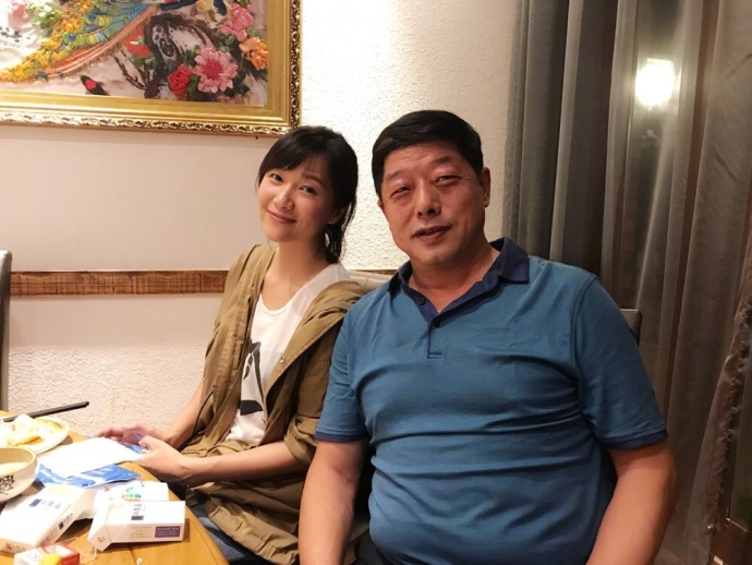 徐静蕾和张继科老爸喝酒 脸颊泛红被赞不老女神