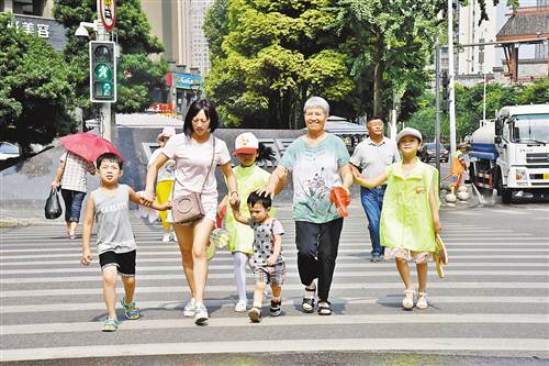 【法制安全】小学生参与“礼让斑马线”活动