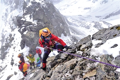 【社会民生】重庆大四学生隆嘉徒步攀登5100米雪峰