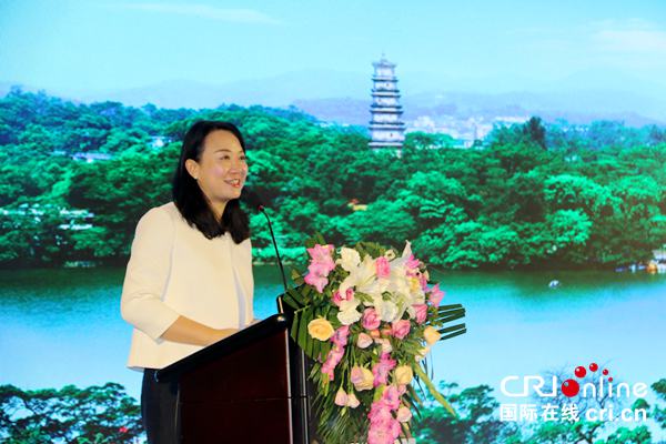 惠州市旅游局局长张莉兰做旅游产品推介.