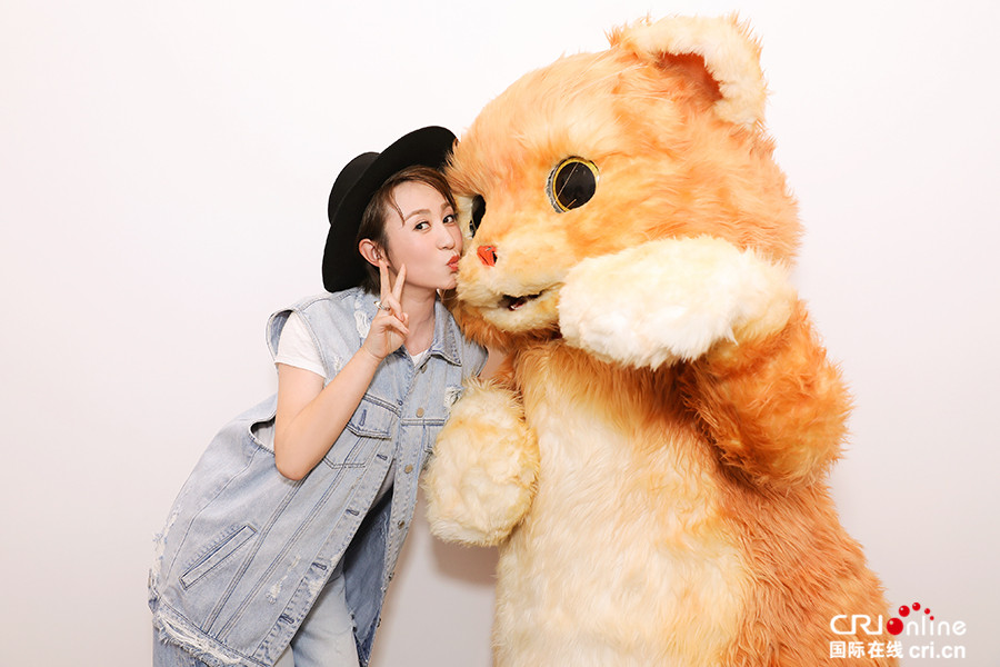 马丽牛仔装俏皮帅气 与萌宠合影嘟嘴比v心情好