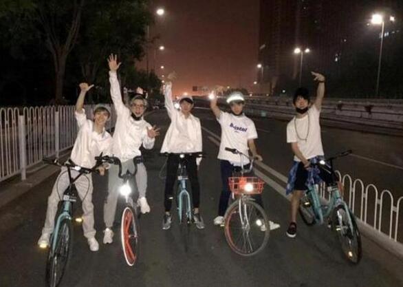 薛之谦半夜晒骑车合影 其中他的眼睛却闪着诡异的光