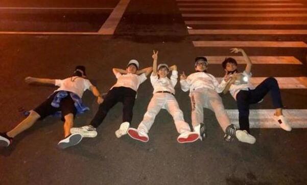 薛之谦半夜晒骑车合影 其中他的眼睛却闪着诡异的光