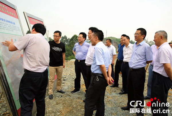 会前,肖雷带领等参会人员先后深入广安市邻水县柑子镇观景平台,华蓥