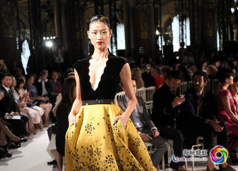 《山里江南》大秀为巴黎呈现了中国少数民族服装工艺之美