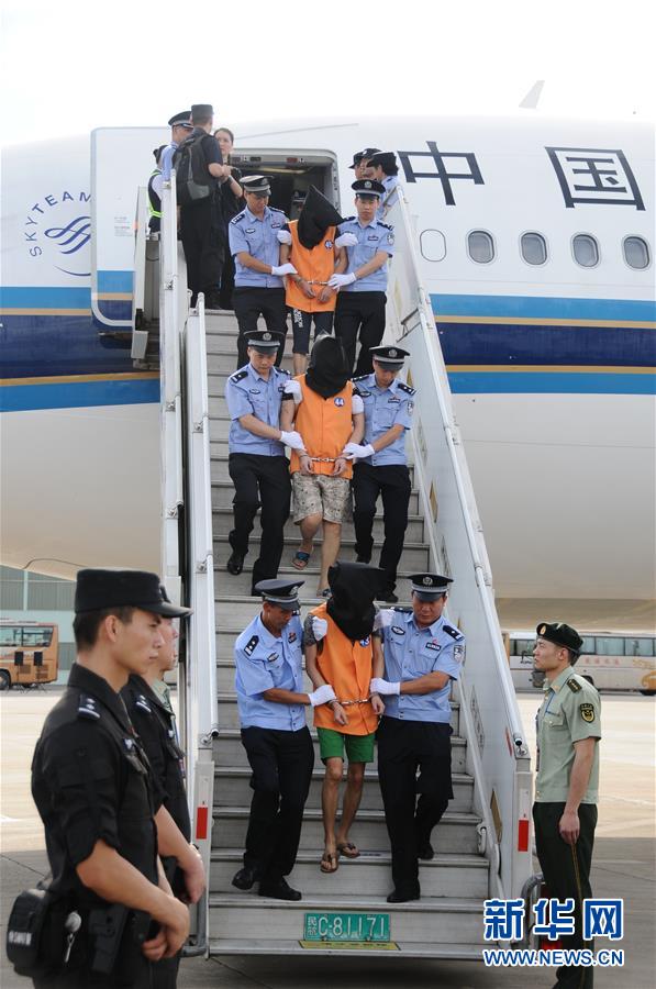 74名涉嫌网络敲诈的犯罪嫌疑人从柬埔寨押解回国(组图)
