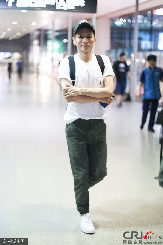 李维嘉脸颊凹陷瘦到只剩"鹰钩鼻"一路微笑心情好