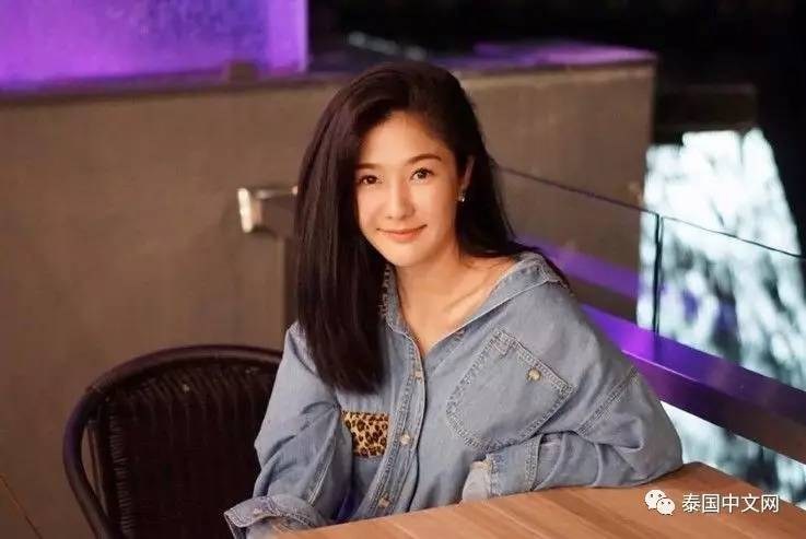 泰国性感女模特为报父母养育之恩剃光头出家