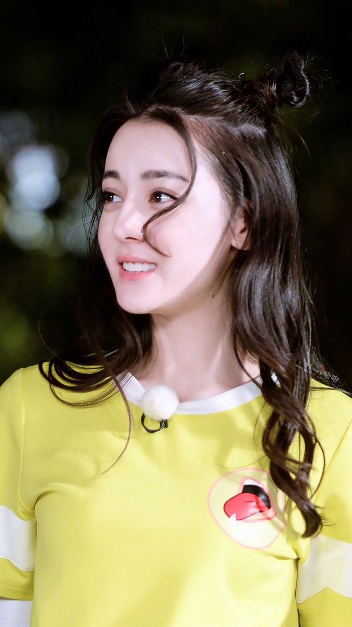 迪丽热巴综艺花絮照 两个丸子头实在是太可爱啦