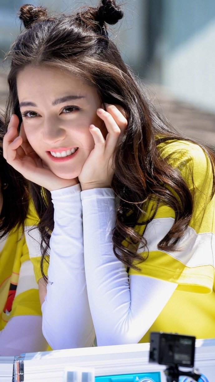 迪丽热巴综艺花絮照 两个丸子头实在是太可爱啦