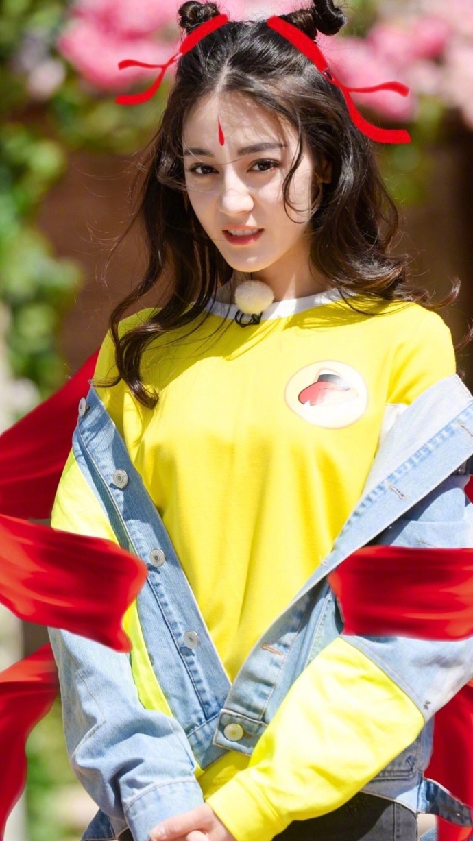 迪丽热巴综艺花絮照 两个丸子头实在是太可爱啦