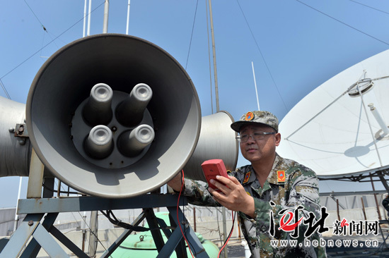 石家莊市人民防空辦公室的工作人員對人民防空便攜式電聲警報器進行