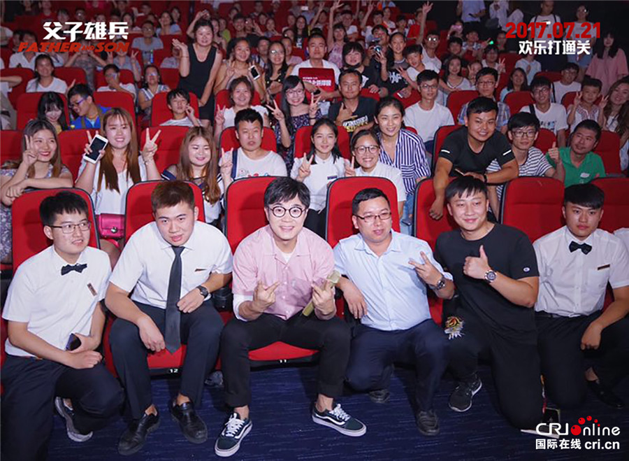 图片默认标题_fororder_《父子雄兵》大鹏与观影观众一起合影留念