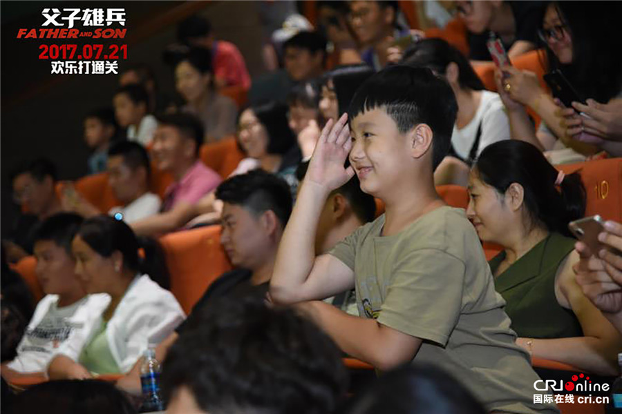 图片默认标题_fororder_《父子雄兵》大鹏路演被热情小观众提问