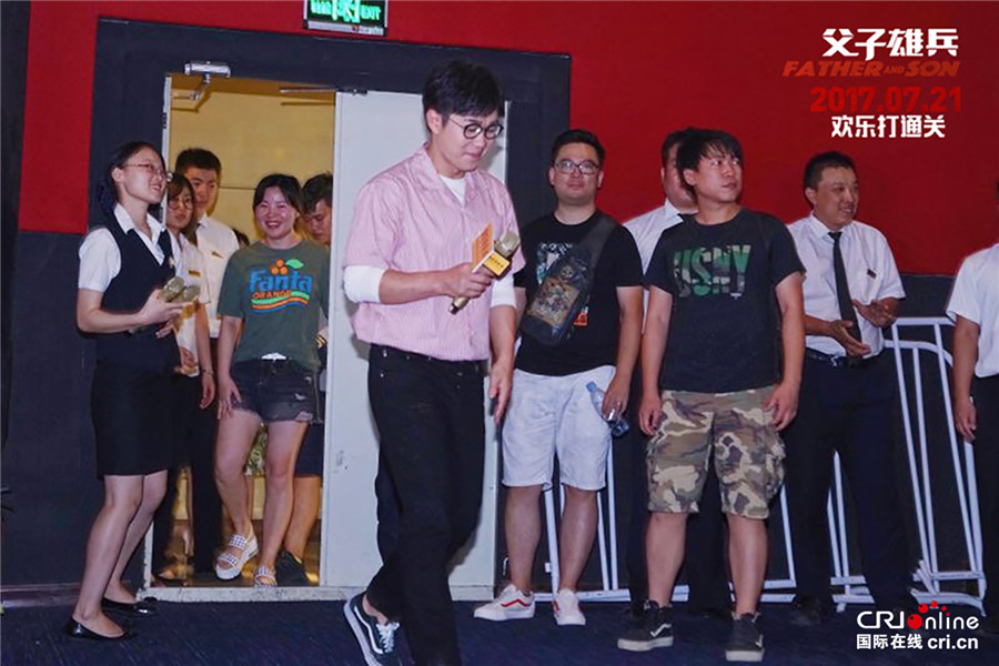 图片默认标题_fororder_《父子雄兵》大鹏郑州路演受到观众热烈欢迎