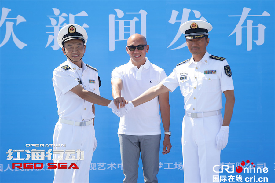 红海行动_fororder_2军舰舰长与张涵予握手