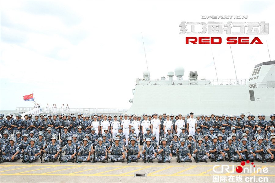 红海行动_fororder_14《红海行动》演员与陆战队合影