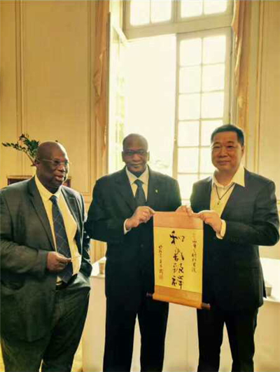 马里共和国总理莫迪博.西迪贝收藏吴月霖书法 马里共和国总理莫迪博.西迪贝收藏吴月霖书法