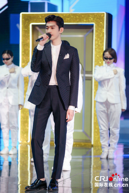 张亮张翰"模特组"献声《快本》养眼大长腿二米八