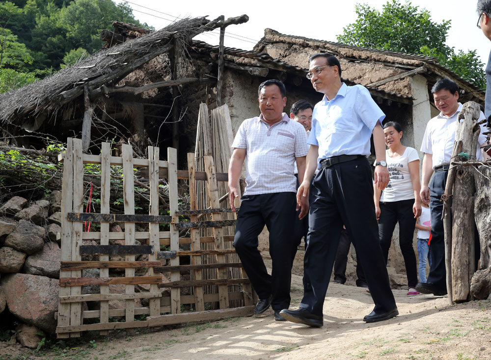 李克强崎岖山路颠簸一小时考察脱贫攻坚