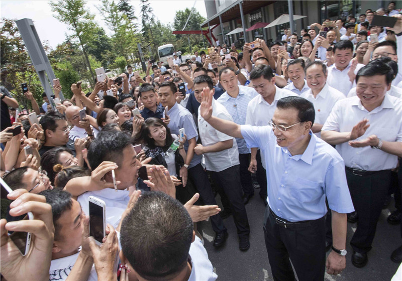 李克强崎岖山路颠簸一小时考察脱贫攻坚