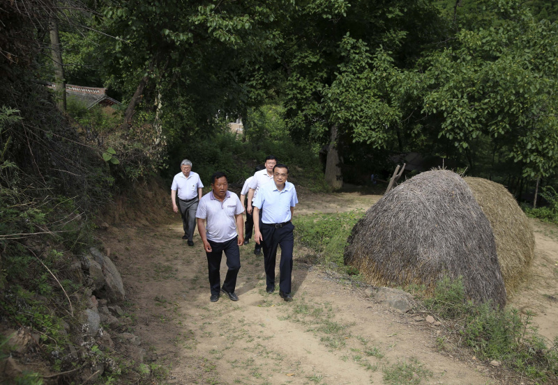 【头条】总理在陕西：李克强崎岖山路颠簸一小时考察脱贫攻坚