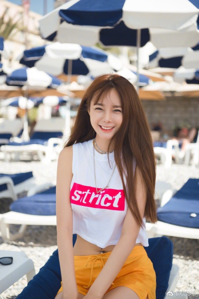 沈梦辰海边戏水大秀好身材 肤白貌美大长腿